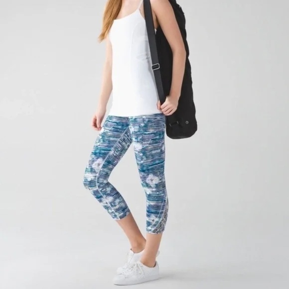 Lululemon True Self Crop II Yoga Activewear Leggings in Blurry Belle Multi - Picture 3 of 12